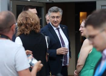 Po drugoj izlaznoj anketi HDZ-u 6, a SDP-u 4 mandata
