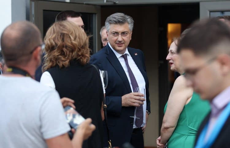 Po drugoj izlaznoj anketi HDZ-u 6, a SDP-u 4 mandata