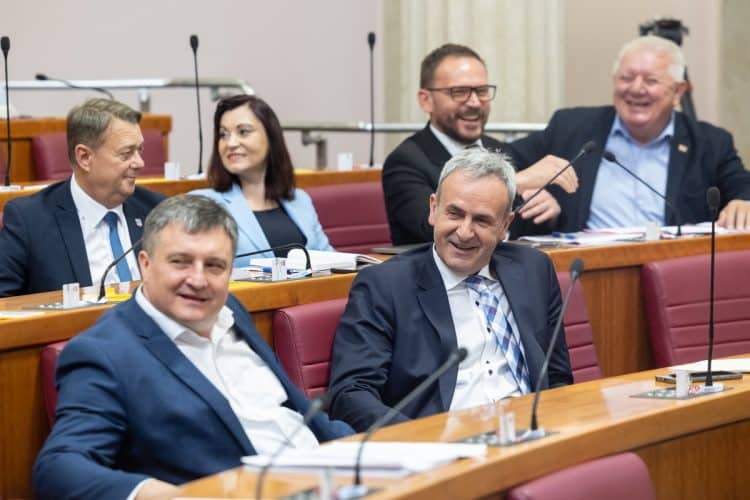 Hrvatski Sabor: Osnivaju se uredi za socijalno partnerstvo i odnose s javnošću