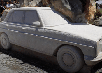 Imoćani izradili skulpturu Mercedesa kao simbol uspjeha i povratničkog ponosa