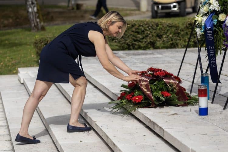 Polaganje vijenca uoči Dana antifašističke borbe