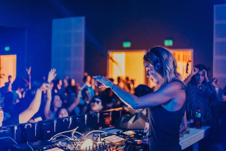Martinska kraj Šibenika: Sezonu otvara NVST, DJ-ica i producentica iz Švicarske