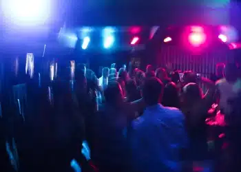 Kultni plesni podij iz ‘Groznice subotnje večeri’ prodan za 317.000 dolara