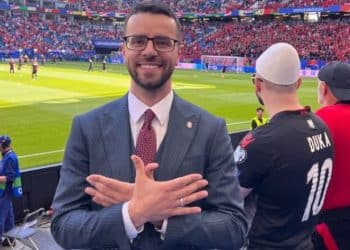 Kosovski novinar Sadiku rukama imitirao dvoglavog orla pa mu oduzeli akreditaciju