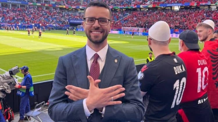 Kosovski novinar Sadiku rukama imitirao dvoglavog orla pa mu oduzeli akreditaciju