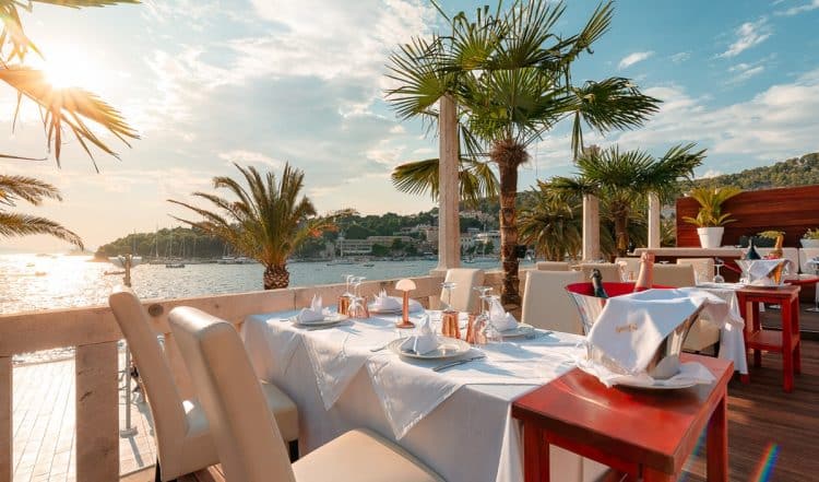 U gradu Hvaru na terasi restorana došlo do fizičkog sukoba između više osoba