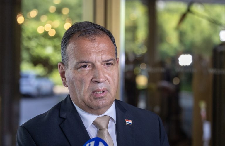 Beroš potvrdio da ginekolog osuđen za silovanje više ne radi u KBC-u Osijek