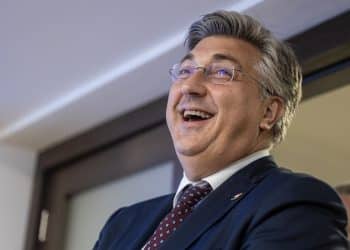 Vlada državnim dužnosnicima povisila plaće za 70 – 83,45 posto!