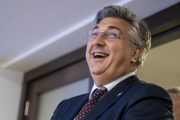 Vlada državnim dužnosnicima povisila plaće za 70 – 83,45 posto!