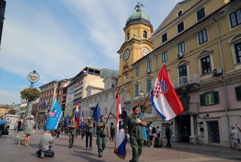 U čast hrvatskim braniteljima u Rijeci održan mimohod ‘Pobjednik 2024’