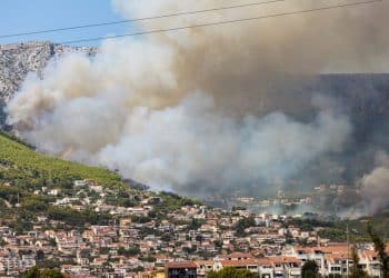 U gašenju požara na predjelu Rupotine iznad Solina pomažu i kanaderi