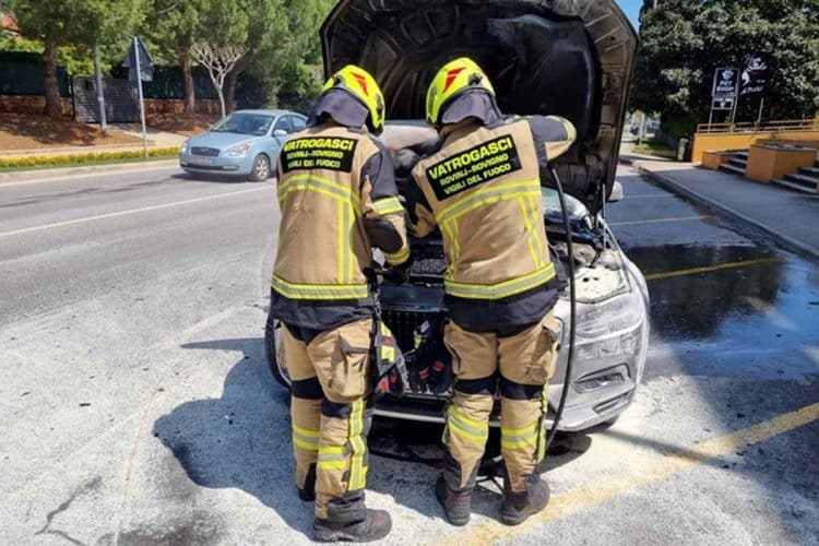 Automobil i motocikl načelnika rovinjske policije izgorjeli u požaru