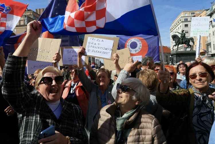 Umirovljenici prosvjeduju na Trgu bana Jelačića – traže mirovine dostojne čovjeka