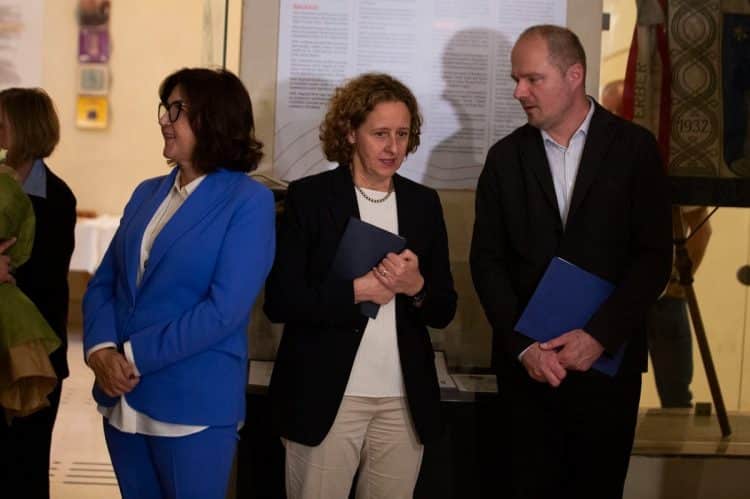 U Zagrebu otvorena izložba “U zagrljaju gluhosljepoće”