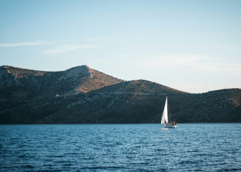 Hrabrost bez granica: Policajac skokom u hladno more spasio brodolomce!