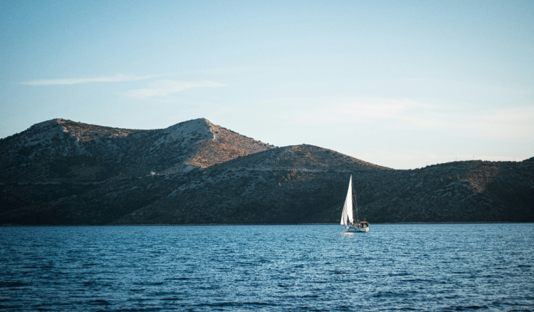 Hrabrost bez granica: Policajac skokom u hladno more spasio brodolomce!