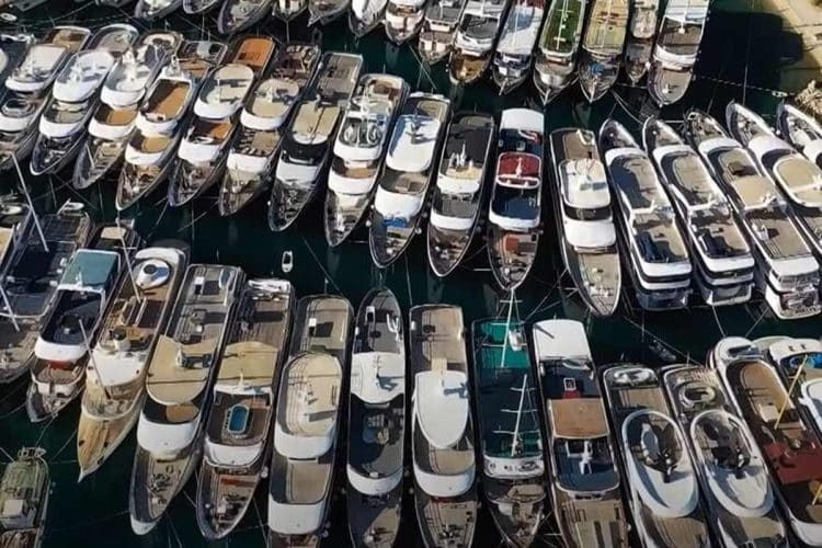 U luci Krilo potonuo 50-metarski brod: Vatrogasci spriječili širenje naftne mrlje