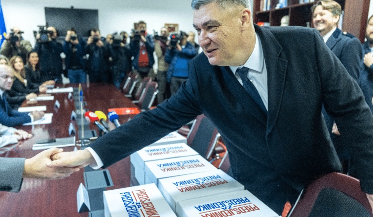 Zoran Milanović prvi je predao prikupljene potpise DIP-u