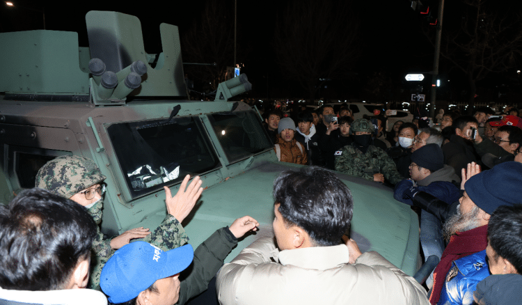 Južna Koreja proglasila izvanredno stanje, pa nakon nekoliko sati ga ukinula