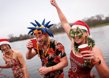 Ludost ili hrabrost: Britanci održali tradiciju i za Božić zaplivali u hladnom moru