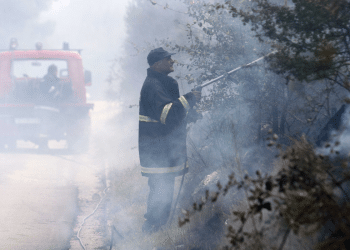 Vatrogasci se bore s požarom i jakom burom kod Žrnovnice