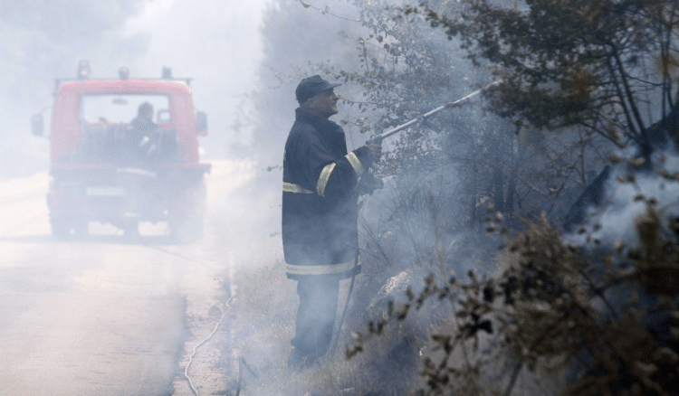 Vatrogasci se bore s požarom i jakom burom kod Žrnovnice