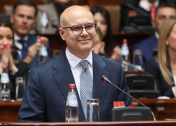 Pala Vlada: Premijer Srbije Miloš Vučević podnio ostavku