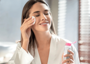Mitovi i činjenice o tonicima za lice: Što stvarno djeluje?