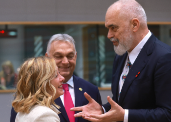 Albanski premijer kleknuo na koljeno i zapjevao Talijanki Meloni