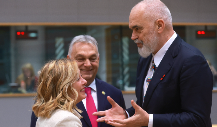 Albanski premijer kleknuo na koljeno i zapjevao Talijanki Meloni