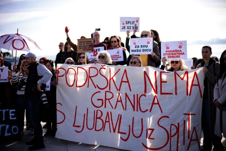Hrvatski studenti prosvjednom tišinom poduprli kolege u Srbiji