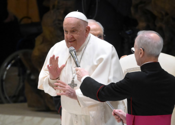 Papa Franjo zbog jake prehlade nije se uspio obratiti hodočasnicima na audijenciji