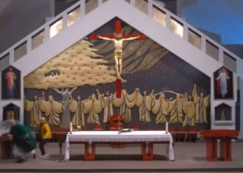 VIDEO: Muškarac napao svećenika nožem usred mise