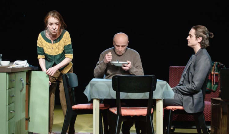 ‘Sin, majka i otac sjede za stolom i dugo šute’ – premijera u ZKM-u