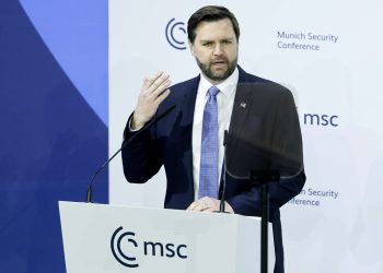 Europski tigar od papira s lakiranim noktima nasuprot ruskog medvjeda