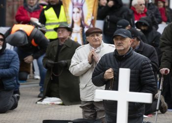 FOTOGALERIJA Muška molitva krunice na Trgu bana Jelačića