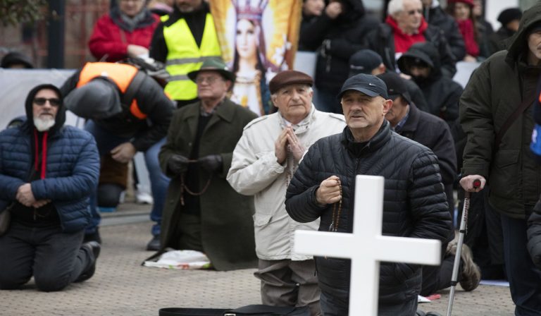 FOTOGALERIJA Muška molitva krunice na Trgu bana Jelačića