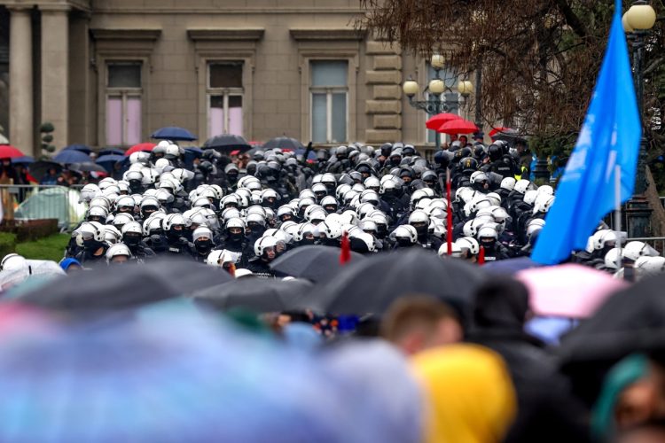 Prosvjed ’15. za 15.’ prekinut nakon nereda: Studenti se povukli, 56 ozlijeđenih