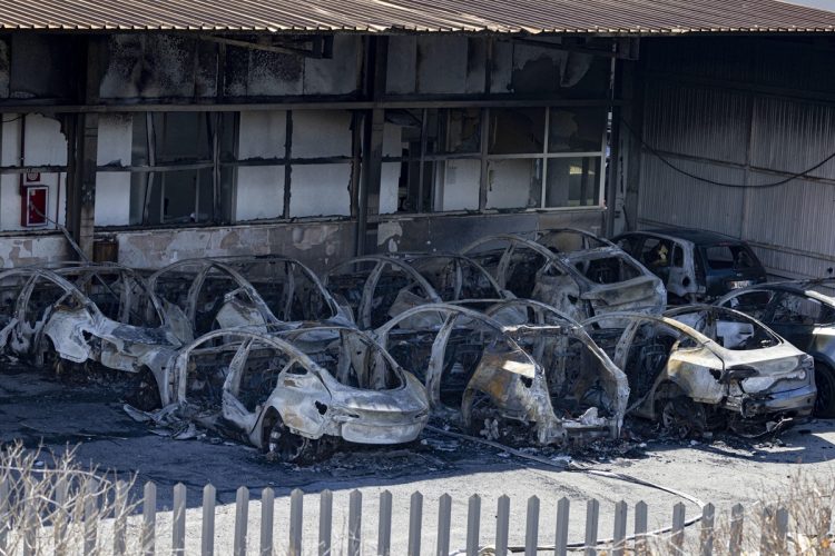 U Rimu gorio veći broj automobila Tesla