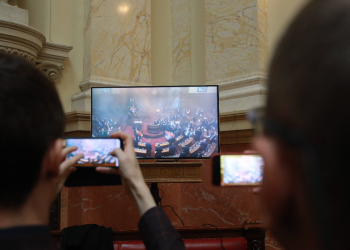Kaos u srpskom parlamentu: Izbila tučnjava u kojoj su korištene i dimne bombe