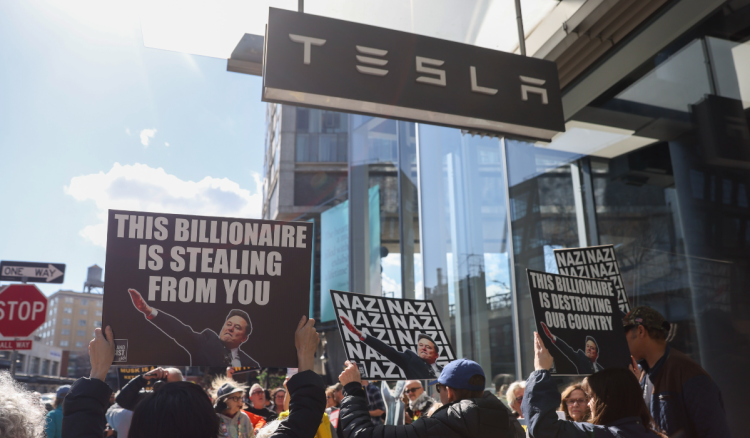 Na mostarskom karnevalu simbolično spaljen Elon Musk