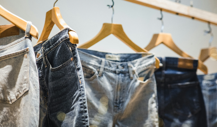 Bivši svjetski šahovski prvak Magnus za 36.100 dolara prodao traperice zbog kojih je bio izbačen s turnira