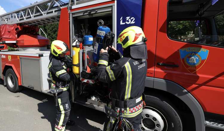 Požar zahvatio vlak u prometu, policija najavila očevid