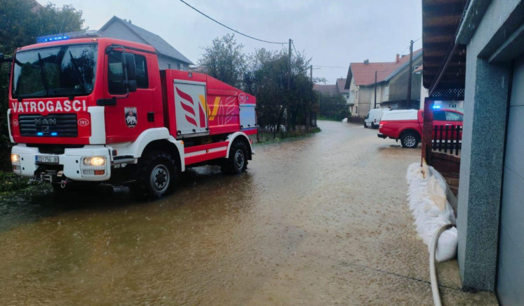 Velika kiša uzrokuje probleme u Hrvatskoj: Na teren je izašlo 45 vatrogasnih vozila