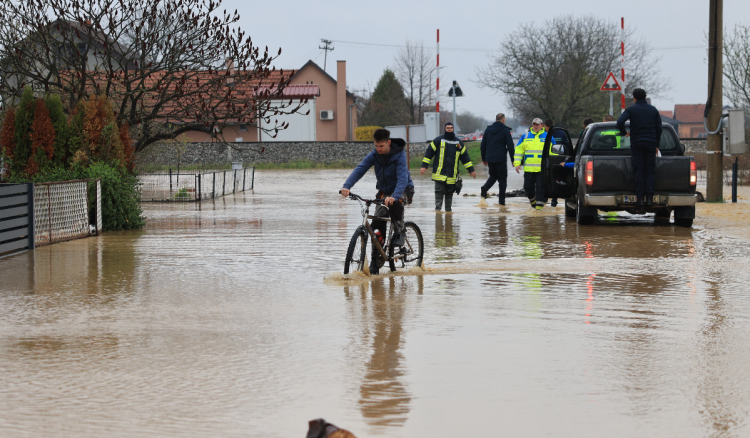 Opasnost od poplava još uvijek postoji, vatrogasci su na terenu