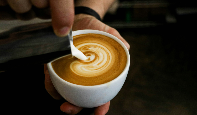 Tko kaže da se cappuccino ne pije navečer? Stogodišnja Talijanka ne brine za tradiciju