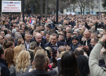 Nebojši Vukanoviću, najoštrijem kritičaru Dodika, zapaljen automobil ispred obiteljske kuće