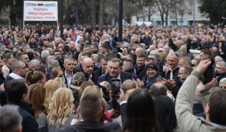 Nebojši Vukanoviću, najoštrijem kritičaru Dodika, zapaljen automobil ispred obiteljske kuće