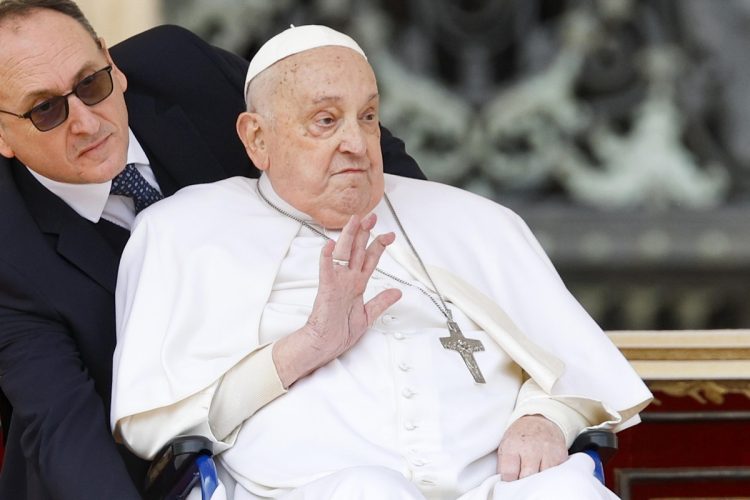 Papa Franjo iznenadio vjernike na Cvjetnicu: Pozdrav s Trga svetog Petra usprkos bolesti