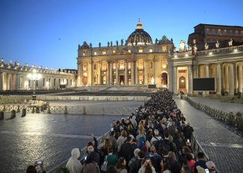 Redovi vjernika cijelu noć pred odrom pape Franje: ‘Noć je najintimniji trenutak’